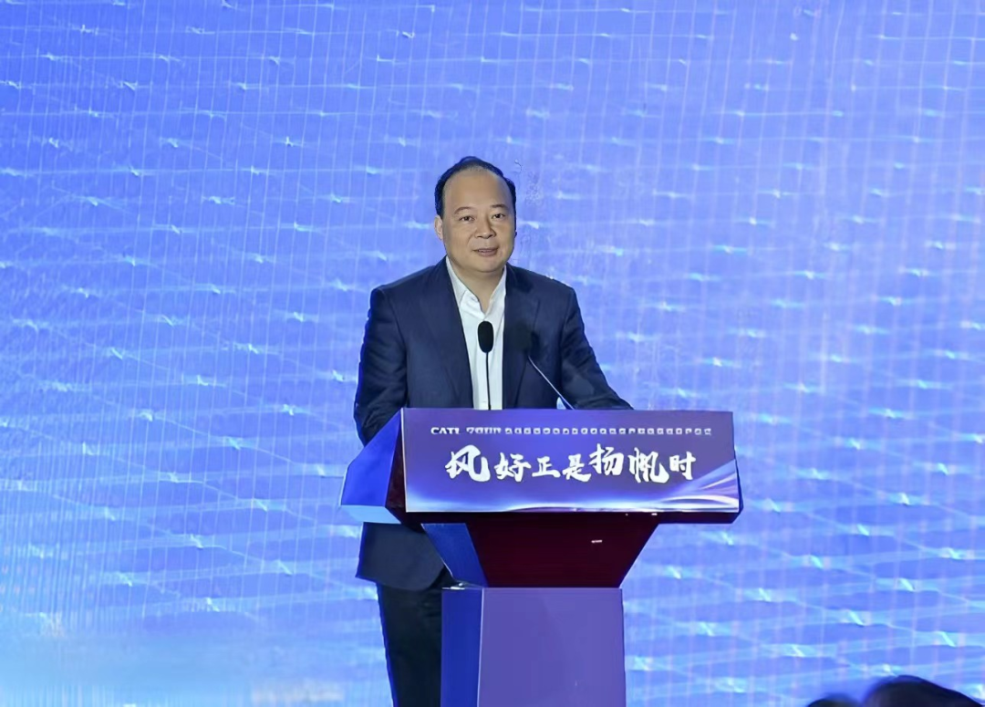 02-配文插图-万利董事长、总经理曾毓群发表致辞.png